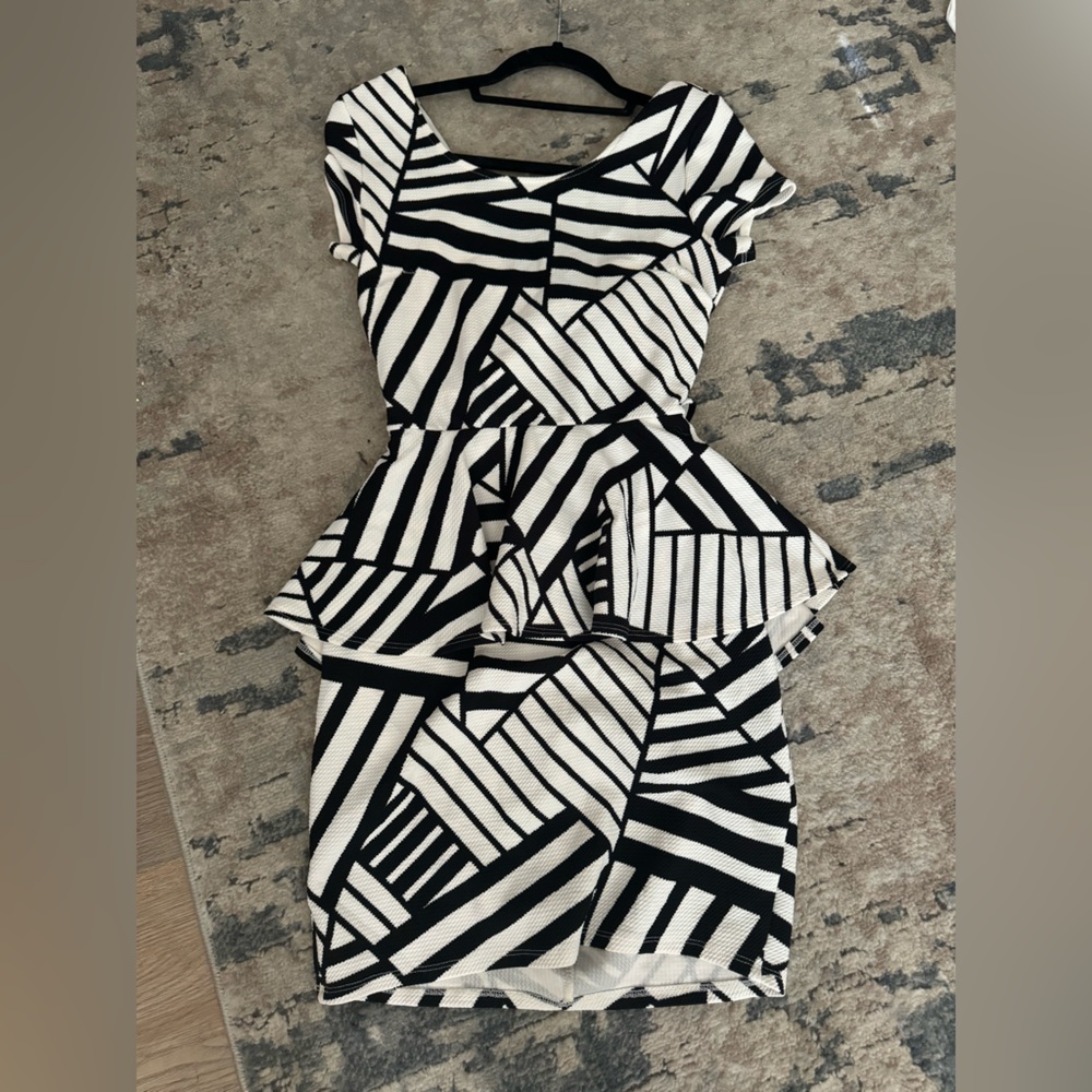 Charlotte Russe geometric black and white midi peplum dress size medium